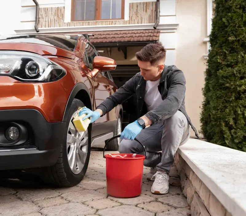 Lavage auto à domicile Bouqueval : professionnel intervenant sur un véhicule